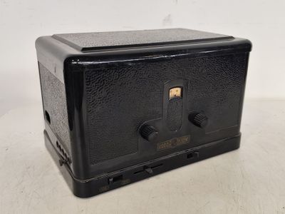 une petite boîte noire posée sur une table