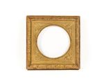 un cadre or antique sur fond blanc