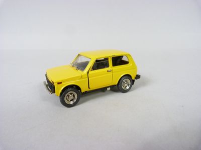 camionnette jaune en plastique posée sur une surface blanche, avec un fond blanc
