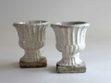 deux vases posés sur une table