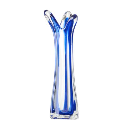 un vase en verre bleu avec un socle blanc sur fond blanc