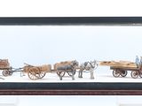 une maquette d'une calèche tirée par des chevaux