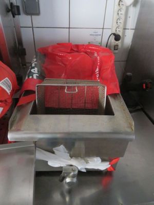 une image d'une friteuse commerciale dans une cuisine commerciale