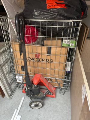 un caddie rempli de cartons et d'outils