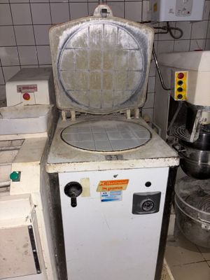 une photo d'une cuisine avec une machine à laver et d'autres appareils électroménagers
