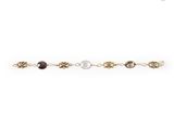 un bracelet en chaîne d'or orné de trois pierres de couleurs différentes