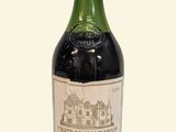 une bouteille de vin posée sur une table
