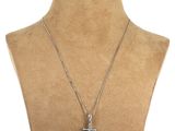 un collier orné d'une croix autour du cou d'un mannequin