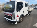 un camion blanc garé dans un parking
