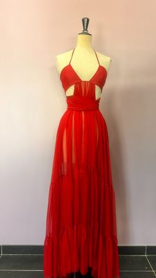 une robe rouge sur un mannequin, un mannequin, un mannequin, un mannequin, un mannequin, un mannequin, un mannequin, un mannequin, un mannequin