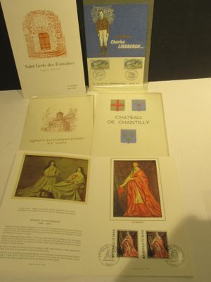 trois livres sont posés les uns à côté des autres sur une table