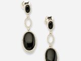 une paire de boucles d'oreilles noires et blanches serties de diamants