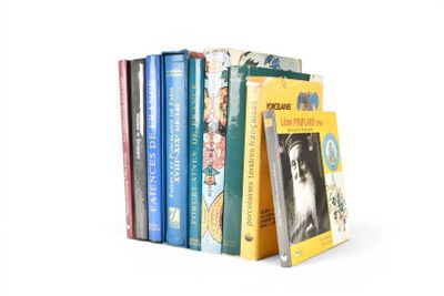 une pile de livres posés sur une étagère