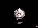 gros plan d'un diamant sur une surface noire
