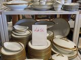 beaucoup d'assiettes et de tasses sur une table