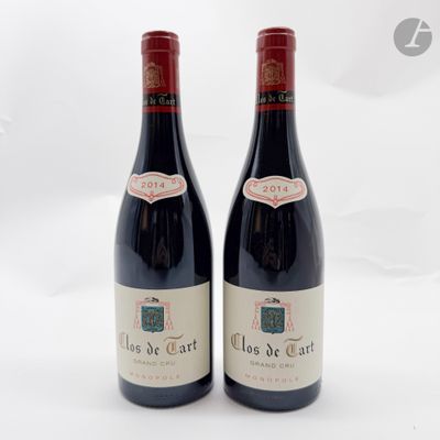 deux bouteilles de vin rouge posées l'une à côté de l'autre sur une surface blanche