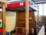 un lit superposé avec un canapé en dessous, dans une chambre
