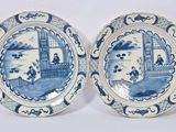 une paire d'assiettes bleues et blanches ornées de motifs