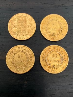 quatre pièces d'or posées les unes à côté des autres sur une table