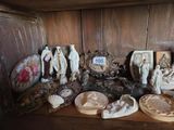 une étagère sur laquelle sont disposées de nombreuses statues et autres objets