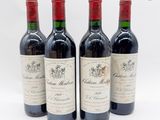 trois bouteilles de vin rouge posées l'une à côté de l'autre sur une surface blanche
