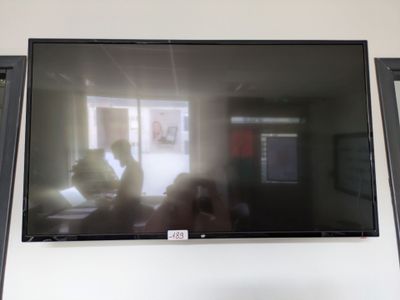 un téléviseur à écran plat accroché au mur d'une pièce