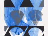 une image représentant une peinture abstraite bleue et noire sur fond blanc
