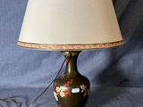 une lampe posée sur une table à côté d'une lampe