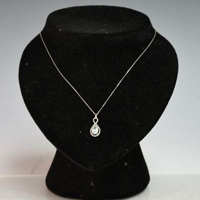 un collier avec un mannequin noir orné d'un pendentif en argent