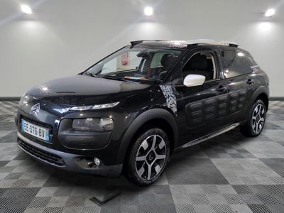la citrole noire est garée sur un carrelage en damier