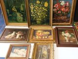 de nombreux tableaux exposés au rez-de-chaussée