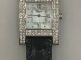 une montre posée sur une surface blanche