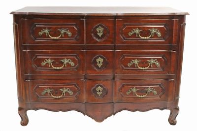 une image d'une commode en bois avec des poignées en laiton