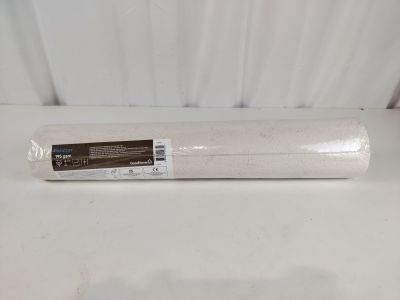un rouleau de papier de soie blanc posé sur une table blanche