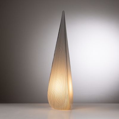 une lampe en verre posée sur une table