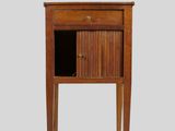 une image représentant une petite armoire en bois dont la porte est ouverte