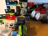 de nombreux appareils électroniques de toutes sortes sur la table