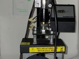une machine posée sur une table
