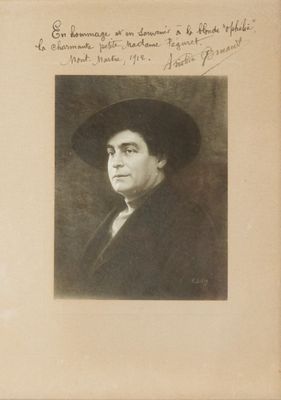 portrait d'un homme portant un chapeau et un costume sur lequel figurent des inscriptions