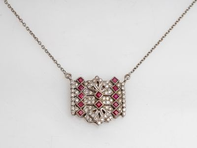 un pendentif ancien orné de diamants et de rubis, monté sur une chaîne