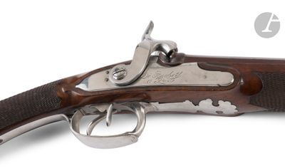 un gros plan d'un pistolet sur une surface blanche avec un fond blanc