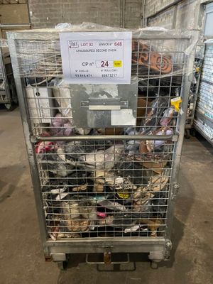 un chariot chargé de nombreuses paires de chaussures dans un entrepôt