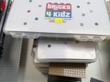 une table sur laquelle se trouvent des Lego et d'autres Lego