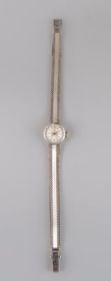 une image d'une montre sur une surface blanche avec un fond blanc