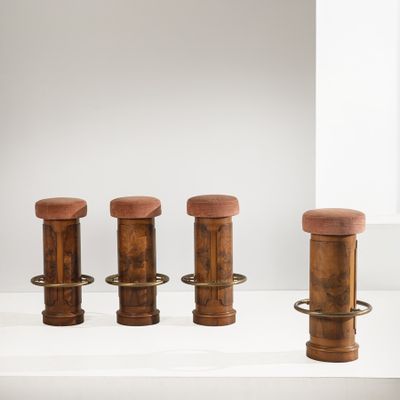 trois tabourets en bois posés sur une table blanche