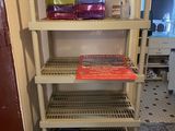 une étagère sur laquelle sont posés de nombreux objets, dans une pièce