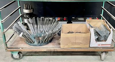 un chariot sur lequel sont posés tout un tas d'outils