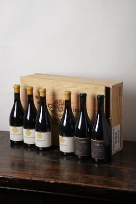 plusieurs bouteilles de vin sont alignées sur une table