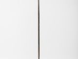 un lampadaire argenté posé sur une surface blanche, avec un fond blanc