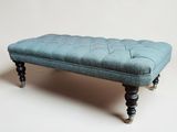 un banc bleu posé sur un sol blanc